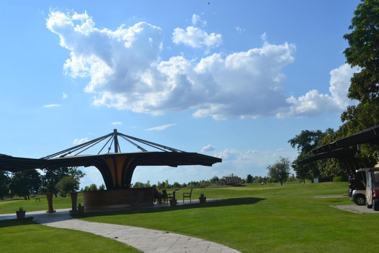 Klaudia'S Hotel & Restaurant At Golf Resort, Bac Samorin Exterior photo