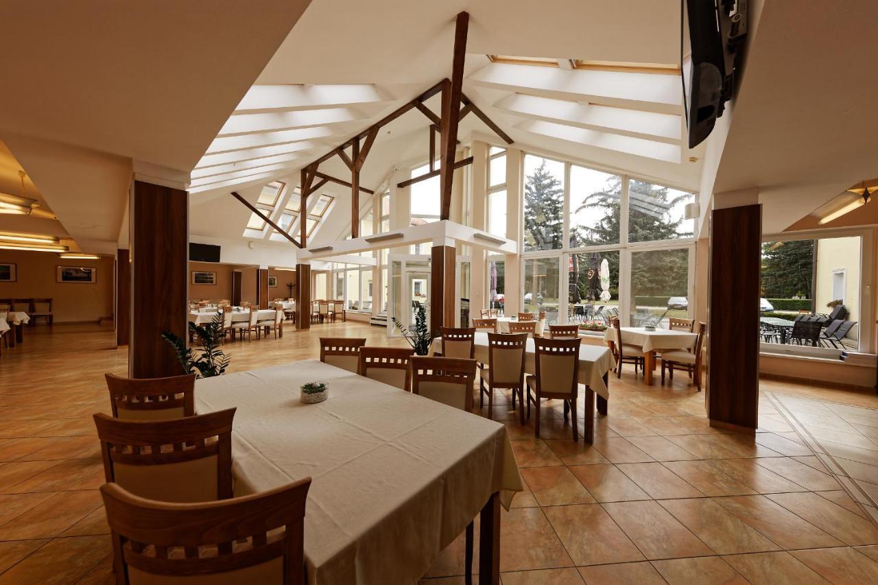 Klaudia'S Hotel & Restaurant At Golf Resort, Bac Samorin Exterior photo
