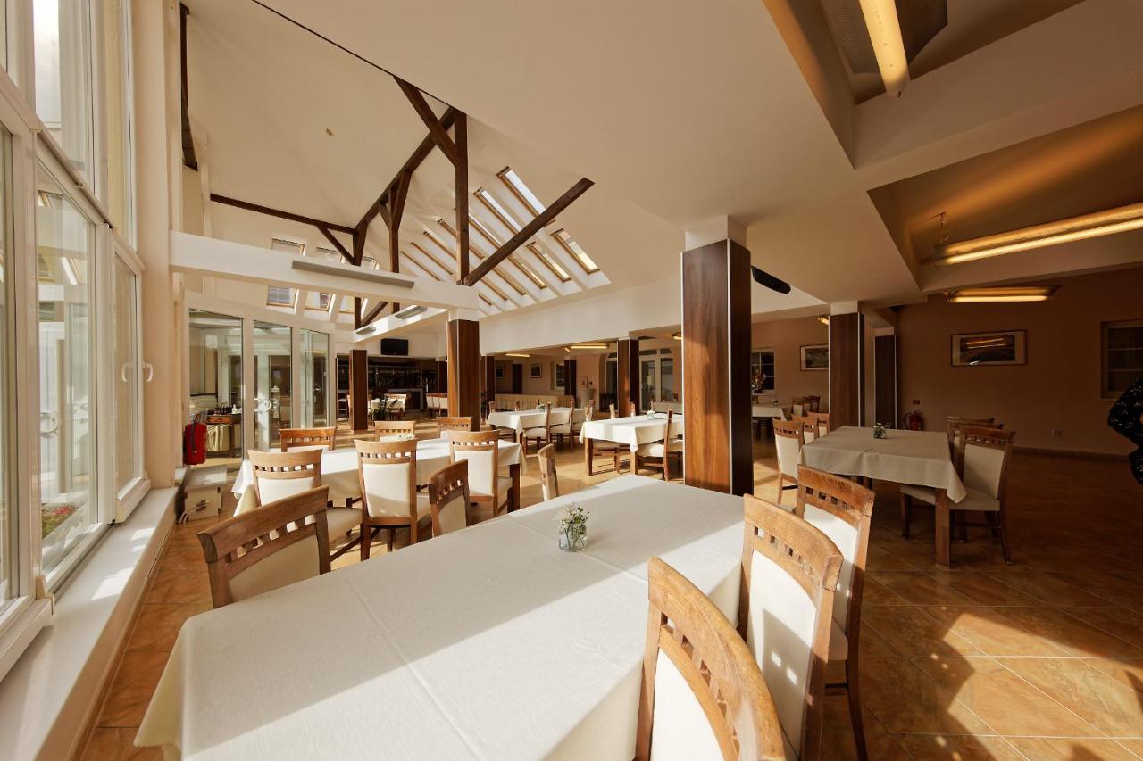 Klaudia'S Hotel & Restaurant At Golf Resort, Bac Samorin Exterior photo