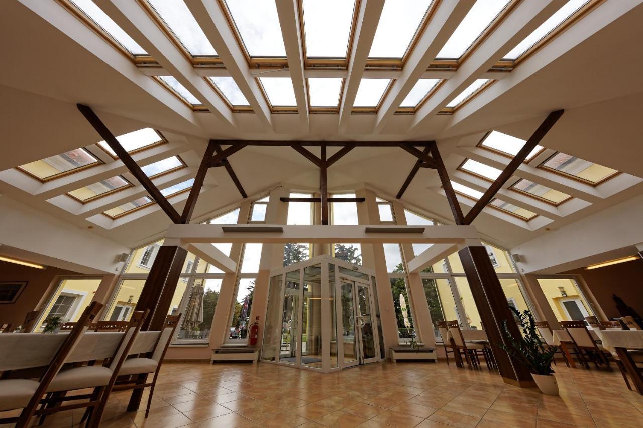 Klaudia'S Hotel & Restaurant At Golf Resort, Bac Samorin Exterior photo